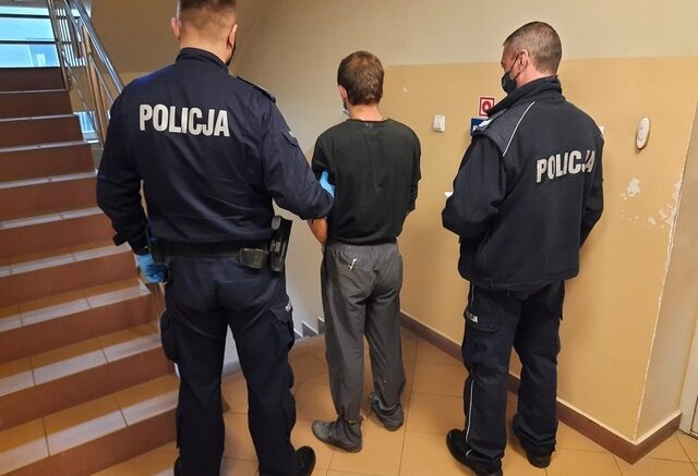Policjanci z zatrzymanym mężczyzną
