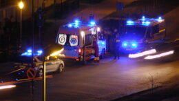 Dwa radiowozy policji oraz karetka pogotowia ratunkowego