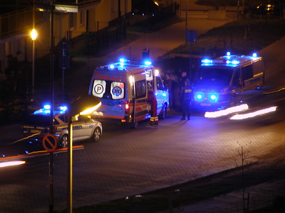 Dwa radiowozy policji oraz karetka pogotowia ratunkowego