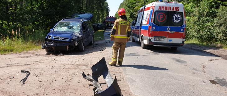 Samochód po wypadku, strażak oraz karetka pogotowia