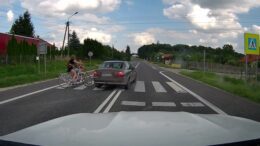 Kadr z filmu - kobiety przejeżdżają przez przejście dla pieszych